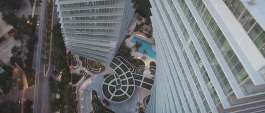 Vídeo de drone mostra o projeto "Grove at Grand Bay" do BIG em Miami