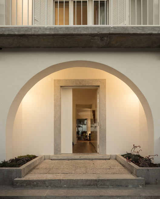 Restelo House TC / João Tiago Aguiar Arquitectos - Door, Windows, Facade, Arch, Column