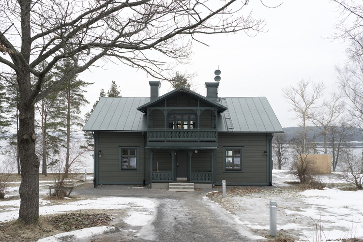 深沉地站在海边的 Sälsten 小屋 / Skälsö Arkitekter - 更新项目