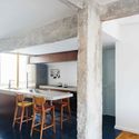 Apartamento Simão Alvares  / GOAA - Gusmão Otero Arquitetos Associados - Mesa, Cadeira, Viga