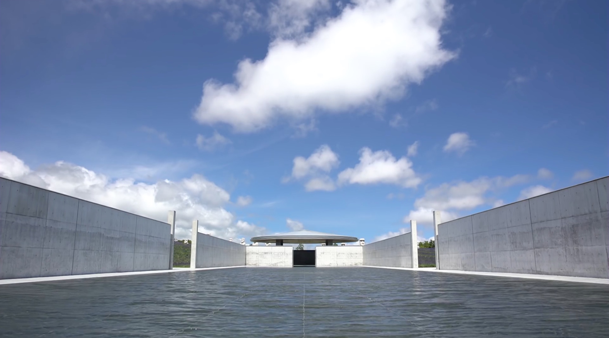 Galería de Tadao Ando envuelve una estatua gigante de Buda con un