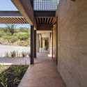 La casa en la quebrada / Diez + Muller Arquitectos - Casas, Patio interior, Fijación Vigas, Fachada, Pilares, Arco, Arcada