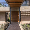 La casa en la quebrada / Diez + Muller Arquitectos - Casas, Jardín, Fachada, Fijación Vigas