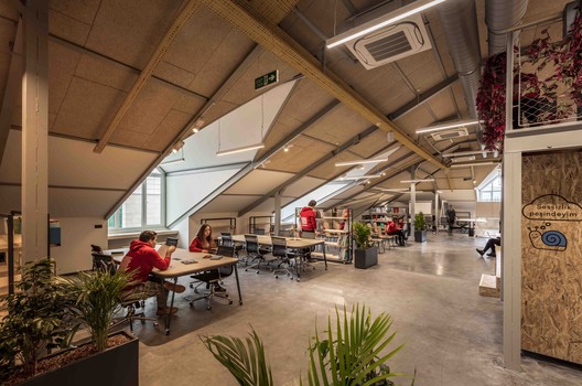 Private Sezin School Open Roof Space / ATÖLYE - Image 11 of 36