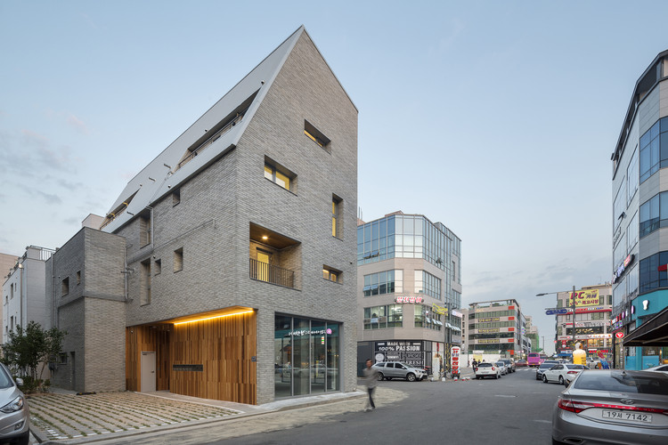 Guwol Multi-Family House & Commercial Stores / Seoga Architecture - Windows, Facade