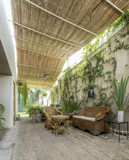 Entrada y terraza en Miraflores / Ghezzi Novak - Sillas, Jardín, Fijación Vigas