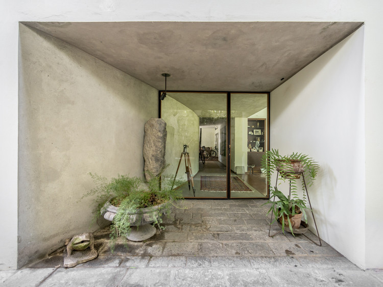 Main Entrance and Terrace in Miraflores / Ghezzi Novak - Renovation