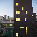 House Embracing Sky / ArchiWorkshop - Exterior Photography, Windows, Cityscape, Facade