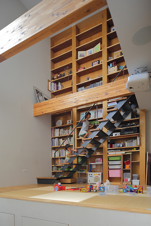 House in Takatsuki / FujiwaraMuro Architects - Shelving