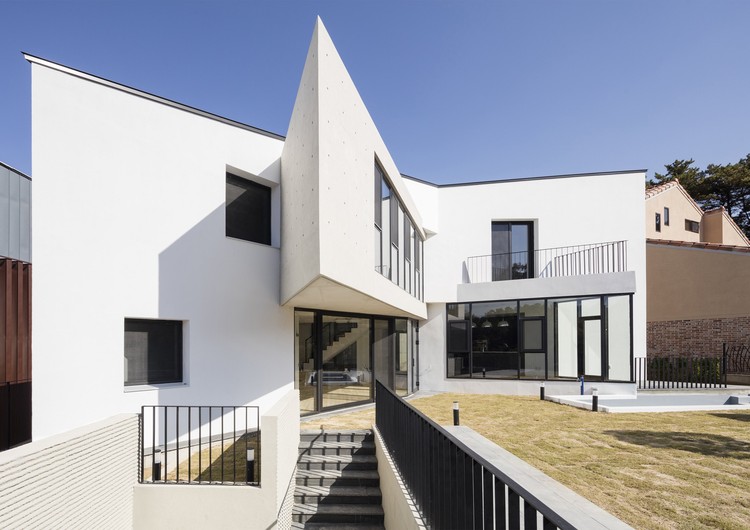 Butterfly House / HH Architects - Houses, Facade, Stairs, Door, Handrail