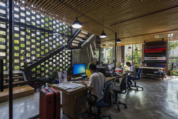 拨开绿藤门，走进办公室 DESINO Eco Manufactory Office / Ho Khue Architects - 8 的图像 40