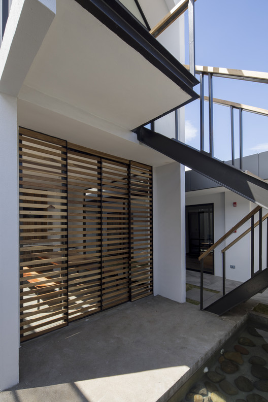 RJM Bufete / Studio Anónimo - Facade, Beam, Handrail