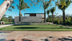 绿意盎然：在灰色石块上加一抹色彩 Shelter House / Punto Arquitectónico