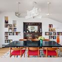 Casa para los amantes de los libros y los gatos / Barker Associates Architecture Office - Interiores De Casas
