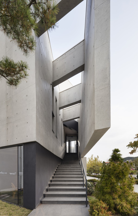 Heavenly Gem Church / Lee Eunseok + Atelier KOMA - Stairs, Facade, Handrail