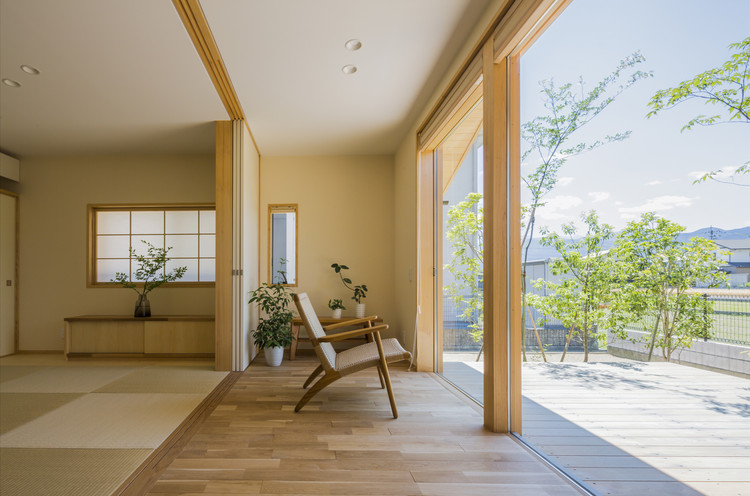 House that Coexists with the Landscape / Takashi Okuno & Associates - Windows, Chair, Beam