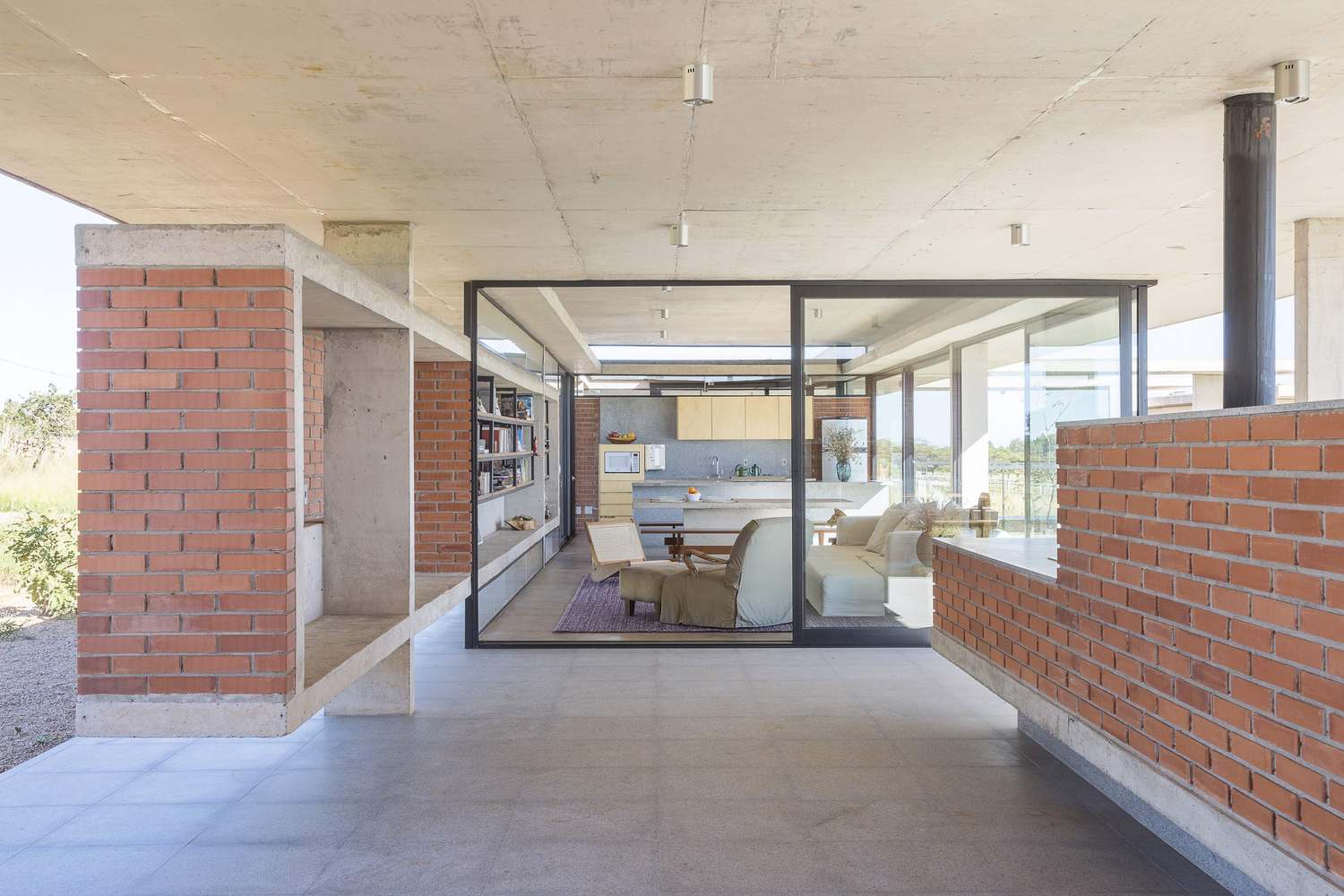 Casa Vila Rica  / BLOCO Arquitetos - Fachada, Corrimão, Porta, Viga, Banco, Cadeira