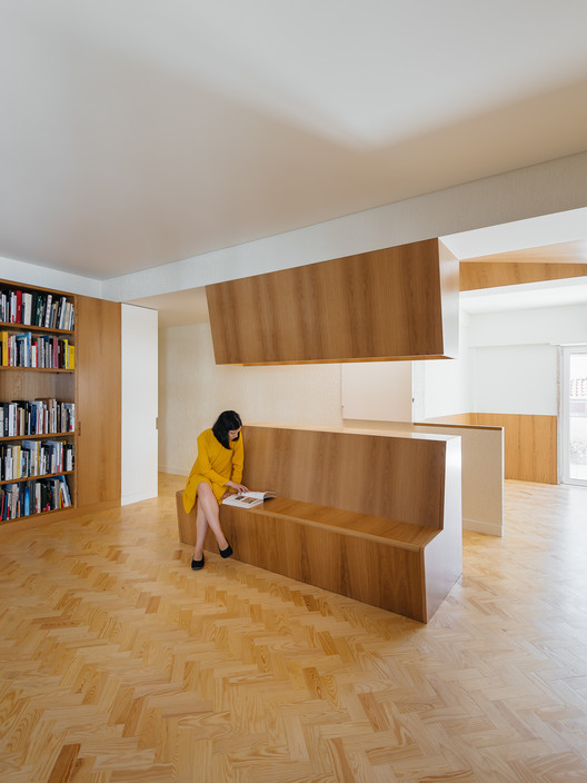 Apartment at Luciano Cordeiro / Aurora Arquitectos - Shelving