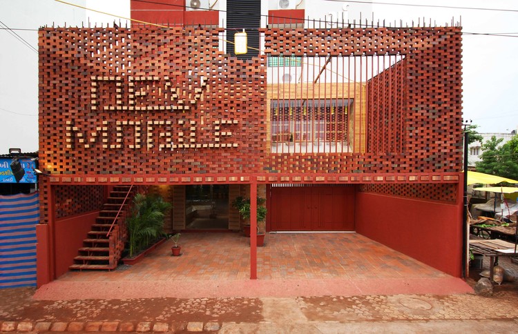 Mobile Retail Space  / I-Con Architects and Urban Planners - Stairs, Brick, Facade, Windows, Handrail