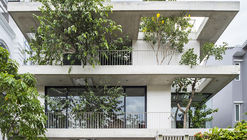 植物间缝隙，透漏水磨石墙的高冷表皮 / 伍重义建筑事务所