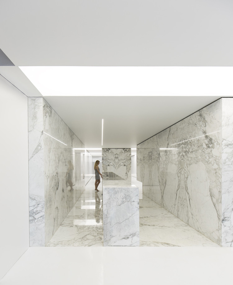 https://images.adsttc.com/media/images/59c4/655b/b22e/384b/4c00/019c/newsletter/FRAN_SILVESTRE_ARQUITECTOS_PETRA._THE_STONE_ATELIER_035.jpg