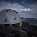 Refugio ligero y compacto es la última base habitable antes de subir al punto más alto de Europa - Image 1 of 4