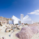 Esta casa de contenedores de Whitaker Studio parece una flor en medio del desierto  - Image 1 of 4