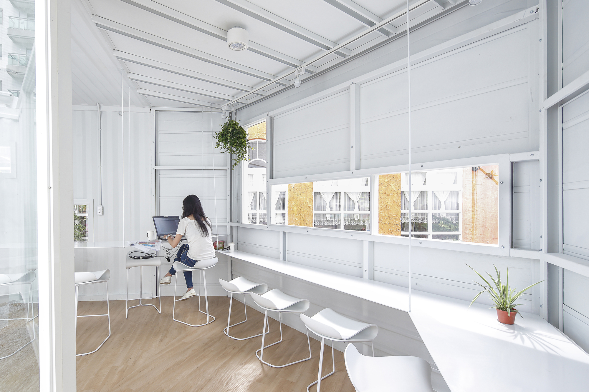 Gallery of The Triangular Sky Cafe / J.R Architects - 14