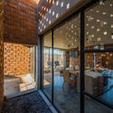 Casa RAT TRAP BOND / veintedoce + Giancarlo Reyes - Sillas