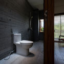 6. toilet 1 - 2 năm chờ để được chi&ecirc;m ngưỡng vẻ đẹp trưởng th&agrave;nh của ng&ocirc;i nh&agrave; mặt r&egrave;m ở giữa l&ograve;ng phố biển Nha Trang