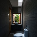 6. toilet 2 - 2 năm chờ để được chi&ecirc;m ngưỡng vẻ đẹp trưởng th&agrave;nh của ng&ocirc;i nh&agrave; mặt r&egrave;m ở giữa l&ograve;ng phố biển Nha Trang