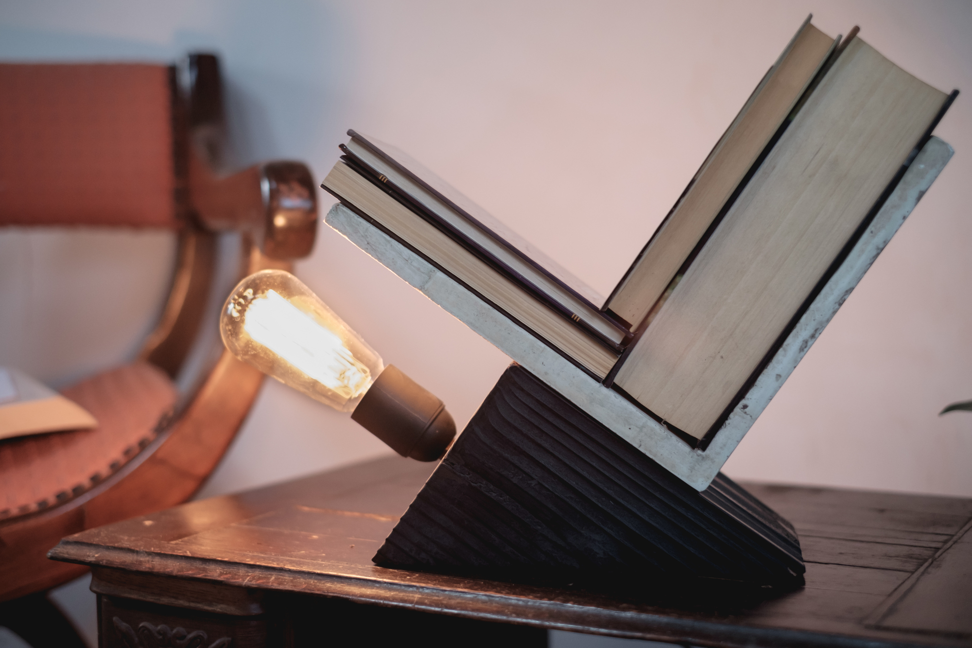 Galería de Una innovadora lámpara de madera quemada y hormigón armado