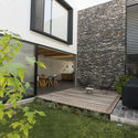 Casa RL / Inicio Estudio - Ventanas, Fachada, Sillas, Jardín, Patio interior