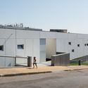 Dandélio School  / ORANGEarquitectura - Escolas, Fachada, Porta