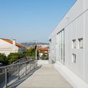 Dandélio School  / ORANGEarquitectura - Escolas, Cerca, Fachada, Corrimão