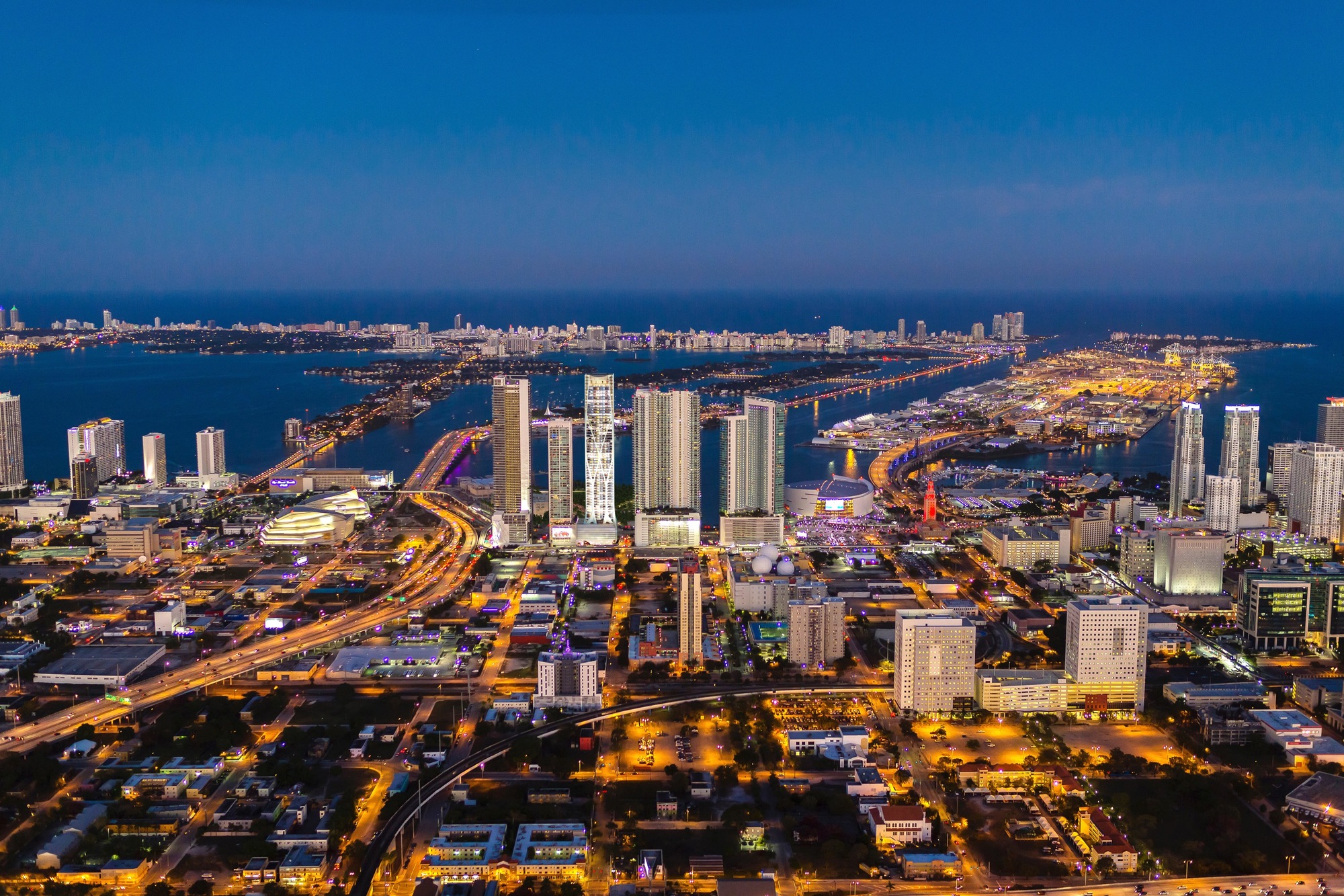 Майами штат флорида пляж. Miami 24. Майами здание с отверстием. Теннис женщины. Miami 24.