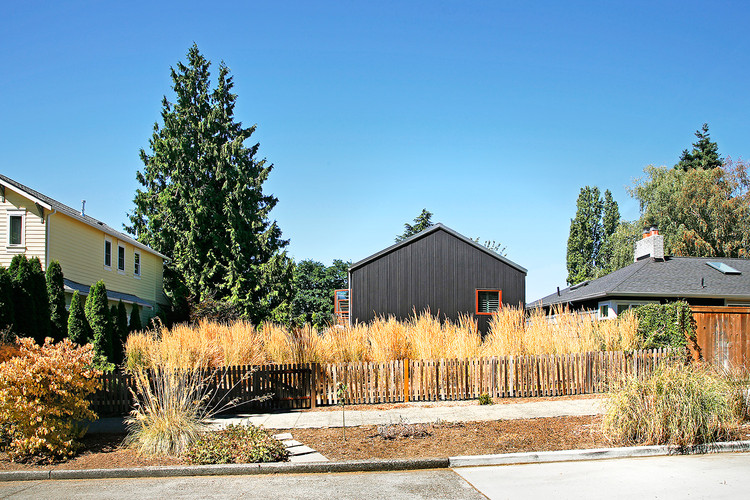 House for a Mother & Daughter / Robert Hutchison Architecture + Tom Maul Architecture & Design - Windows, Facade, Garden