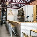 Cervejaria Dogma / Taís Ossani Arquitetura - Restaurantes E Bares, Cozinha, Viga, Arco, Fachada, Mesa, Bancada, Cadeira