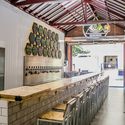 Cervejaria Dogma / Taís Ossani Arquitetura - Restaurantes E Bares, Cozinha, Viga, Corrimão, Mesa, Cadeira