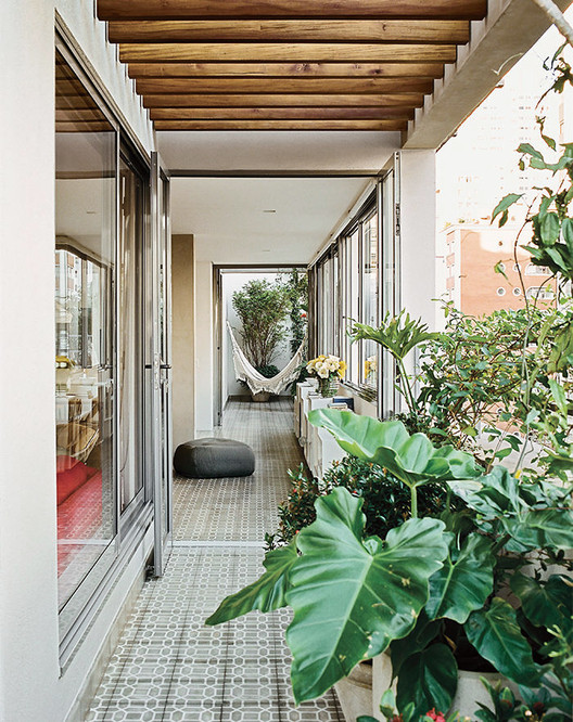 Apartamento Lobo  / SAO Arquitetura - Janela, Cadeira, Viga