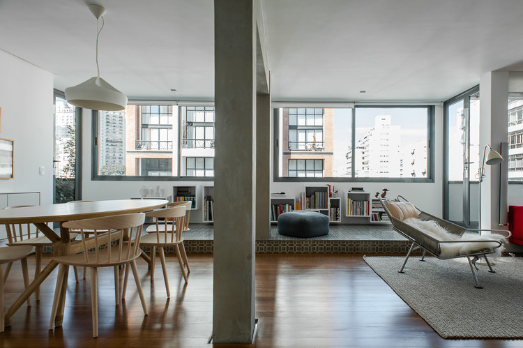 Apartamento Lobo  / SAO Arquitetura - Mesa, Janela, Cadeira, Viga