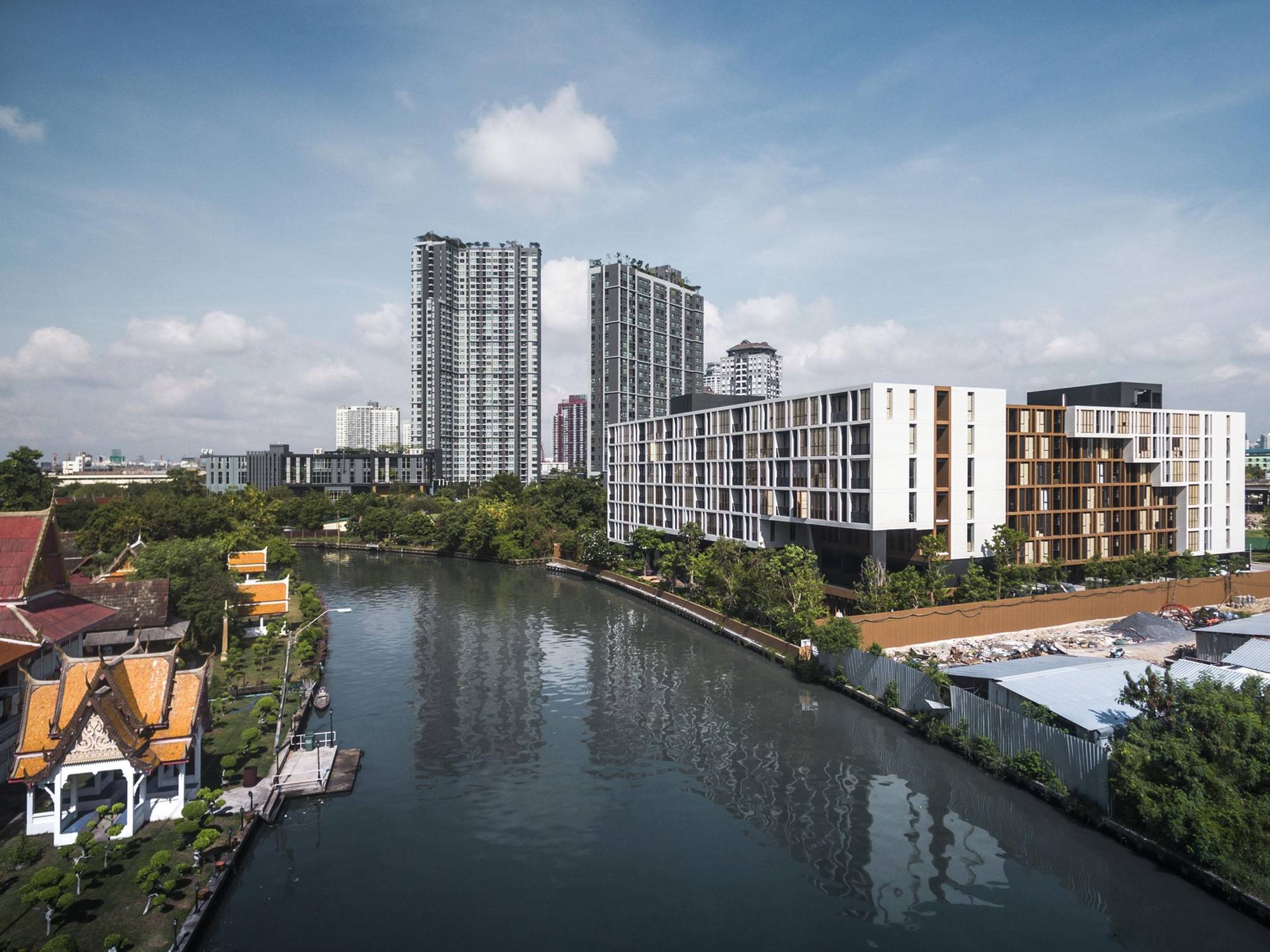 Gallery of Hasu Haus / Somdoon Architects 14