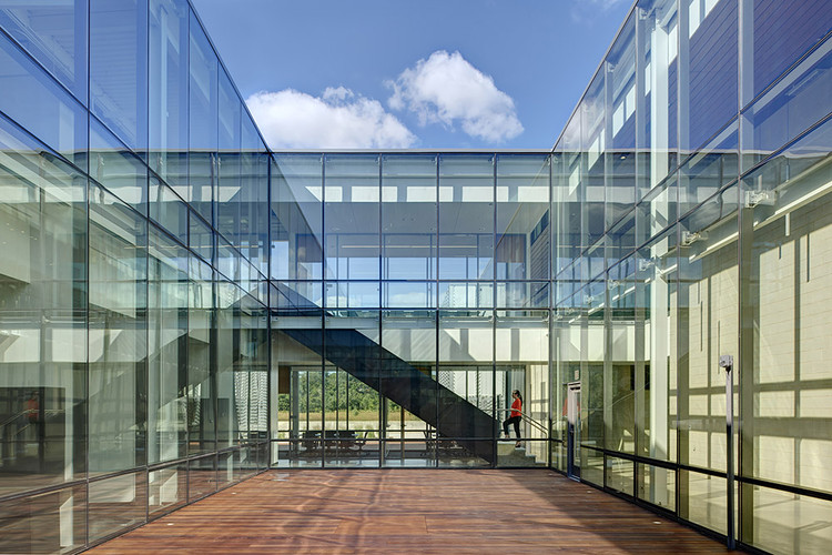 Des Moines Municipal Services Center / Neumann Monson Architects - Municipal Building, Facade, Handrail, Lighting