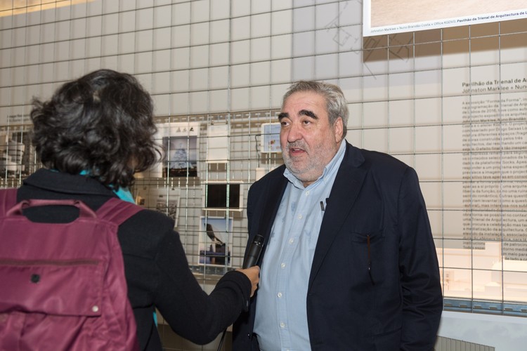 Eduardo Souto de Moura sendo entrevistado por Joana Mendes da Rocha. Image © ITS - Ivo Tavares Studio