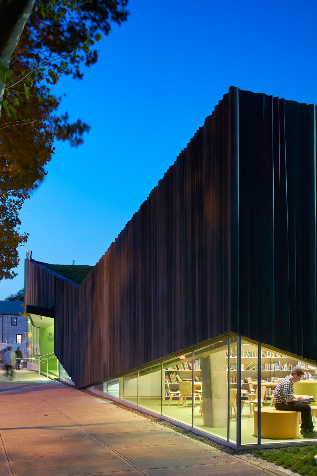 Galería de Biblioteca Kew Gardens Hills / WORKac 15