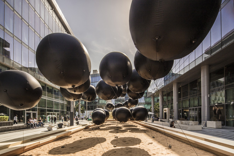 500 globos negros dan forma a Aidah, una interesante manera de representar la historia del Medio Oriente - Más Imágenes