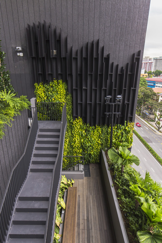 Gateway Theatre / ONG&ONG Pte Ltd - Facade, Handrail, Garden