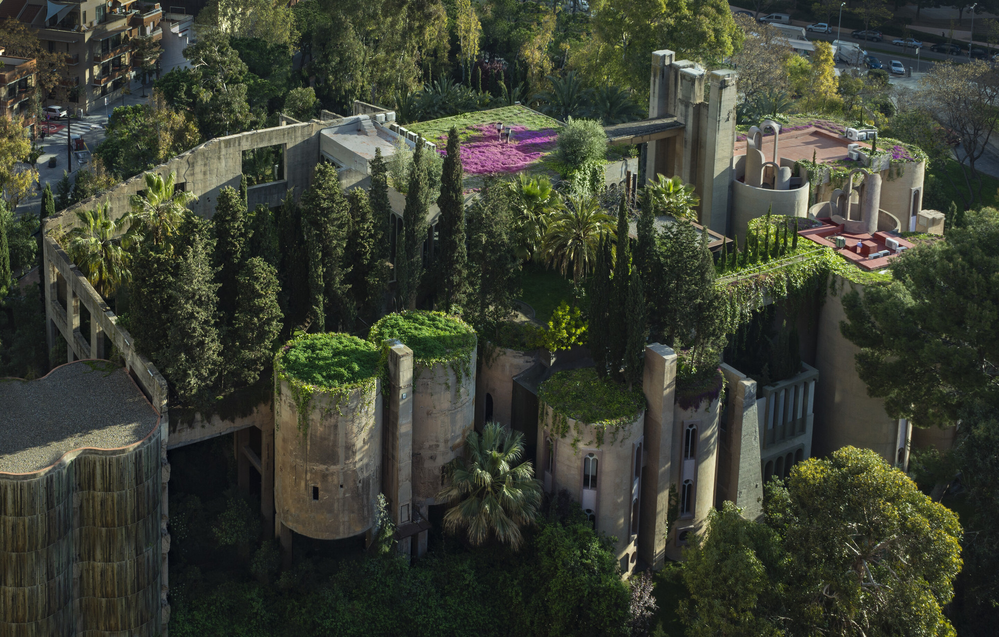 Офис архитекторов в стиле лофт 89м2. Лофт в бывшем заводе. Лофт здания. Жилые лофты даниловская мануфактура. Рикардо бофилл архитектор цементный завод.