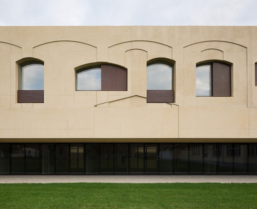 Centro Psiquiátrico / VAILLO + ARCHITECTS + GALAR + VELAZ - Imagen 13 de 40
