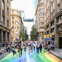 Colorida intervención busca transformar en paseo peatonal emblemática calle de Santiago Centro - Imagen Principal